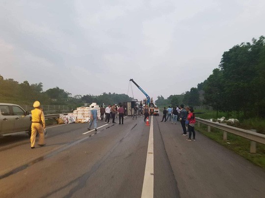 Lật xe trên cao tốc, nhiều tài xế nấu mì giữa đường chống đói - Ảnh 5.