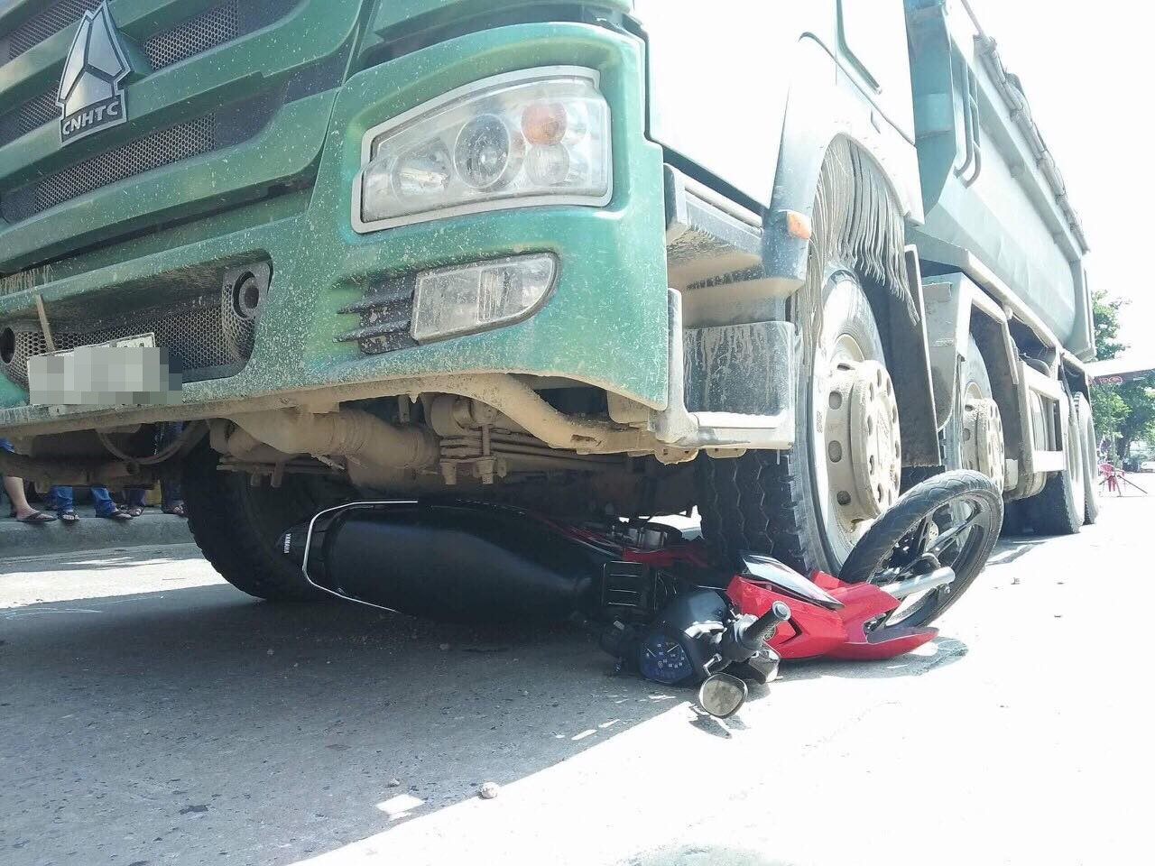 Đôi nam nữ trẻ bị xe ben cuốn vào gầm, 1 người chết - Ảnh 2.