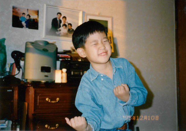 Jung Hae In đ&uacute;ng l&agrave; ca dậy th&igrave; qu&aacute; th&agrave;nh c&ocirc;ng, nh&igrave;n loạt ảnh tốt nghiệp thời c&ograve;n đeo k&iacute;nh, để ria n&agrave;y m&agrave; xem - Ảnh 7.