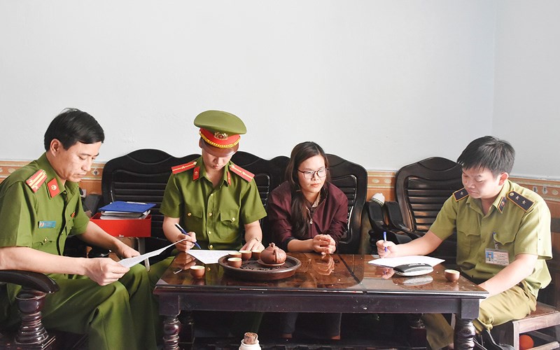 Cảnh sát bắt quả tang cơ sở sản xuất hàng ngàn thỏi son giả - Ảnh 2.