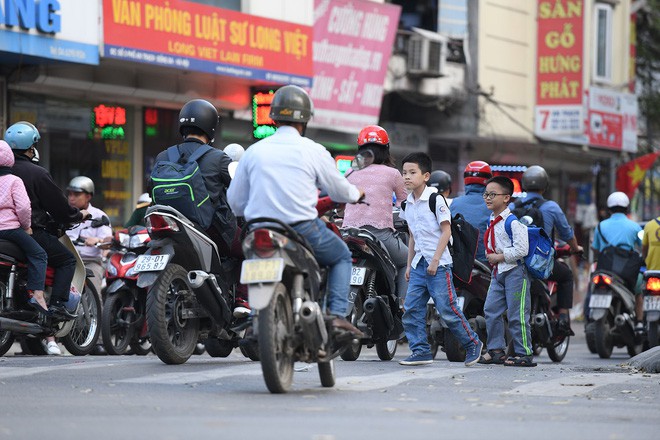 Chặn 1 chiều trên đường Cát Linh, nhiều người bỡ ngỡ, giao thông ùn tắc giờ cao điểm - Ảnh 12.