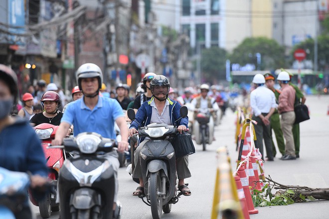 Chặn 1 chiều trên đường Cát Linh, nhiều người bỡ ngỡ, giao thông ùn tắc giờ cao điểm - Ảnh 15.