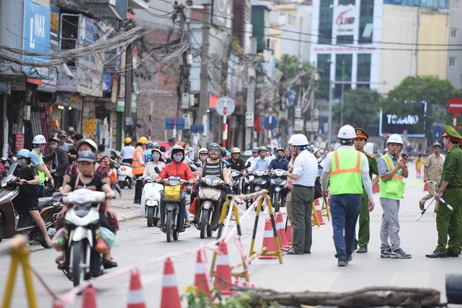 Chặn 1 chiều trên đường Cát Linh, nhiều người bỡ ngỡ, giao thông ùn tắc giờ cao điểm - Ảnh 16.