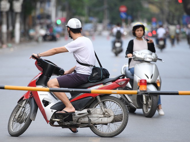 Chặn 1 chiều trên đường Cát Linh, nhiều người bỡ ngỡ, giao thông ùn tắc giờ cao điểm - Ảnh 18.