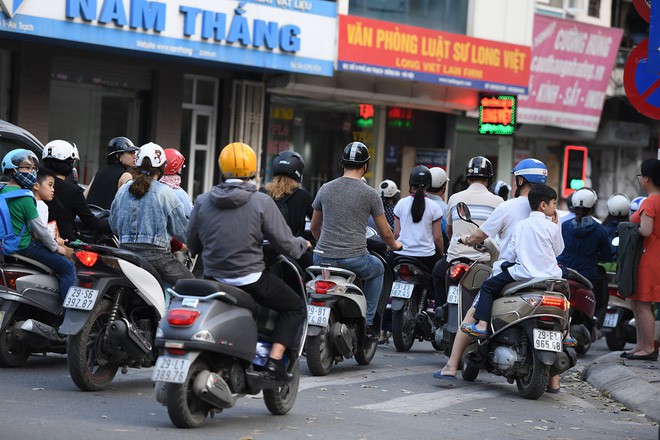 Chặn 1 chiều trên đường Cát Linh, nhiều người bỡ ngỡ, giao thông ùn tắc giờ cao điểm - Ảnh 7.