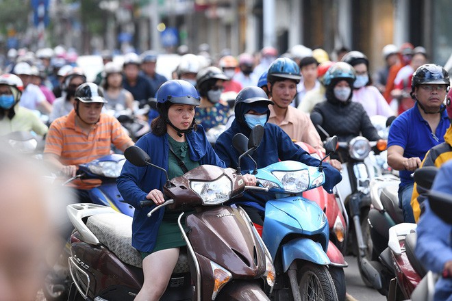 Chặn 1 chiều trên đường Cát Linh, nhiều người bỡ ngỡ, giao thông ùn tắc giờ cao điểm - Ảnh 10.