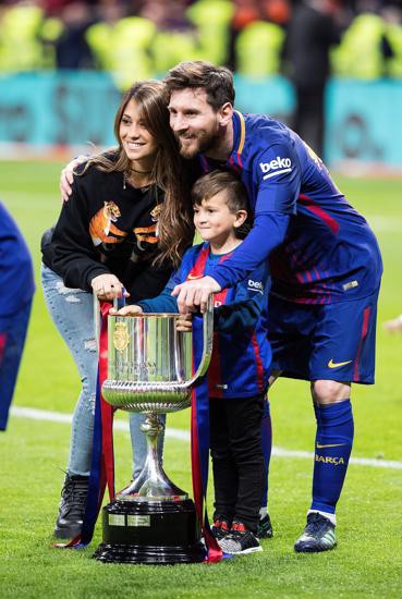 Messi lãng mạn hôn vợ Antonella ngày đăng quang Cúp Nhà vua - Ảnh 3.