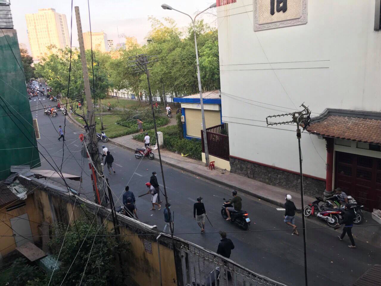 Hai nhóm thanh niên hỗn chiến kinh hoàng ở Sài Gòn, nhiều người trọng thương - Ảnh 2.