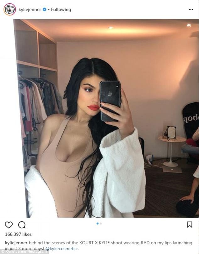 G&aacute;i một con tr&ocirc;ng m&ograve;n con mắt, Kylie Jenner đ&atilde; l&agrave;m mẹ m&agrave; vẫn bốc lửa đến ngỡ ng&agrave;ng - Ảnh 7.