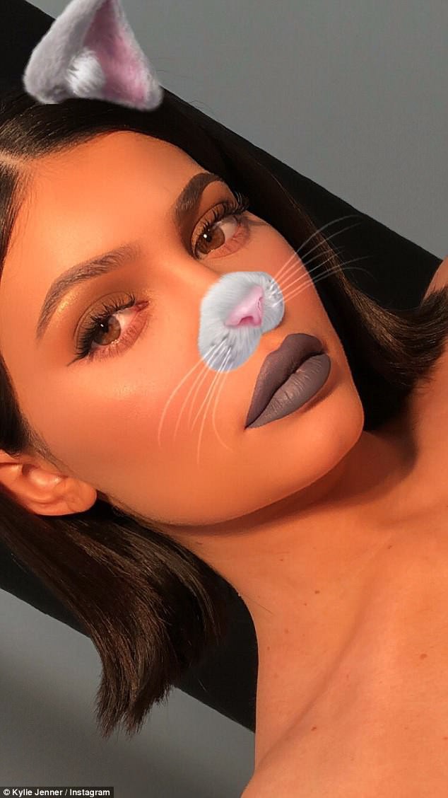 G&aacute;i một con tr&ocirc;ng m&ograve;n con mắt, Kylie Jenner đ&atilde; l&agrave;m mẹ m&agrave; vẫn bốc lửa đến ngỡ ng&agrave;ng - Ảnh 6.