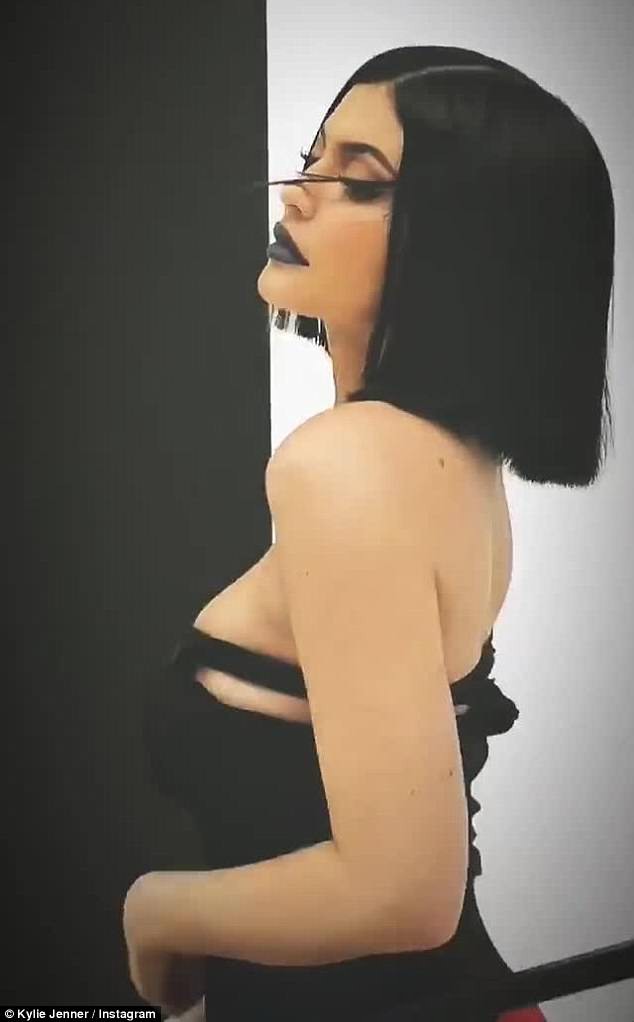 G&aacute;i một con tr&ocirc;ng m&ograve;n con mắt, Kylie Jenner đ&atilde; l&agrave;m mẹ m&agrave; vẫn bốc lửa đến ngỡ ng&agrave;ng - Ảnh 3.