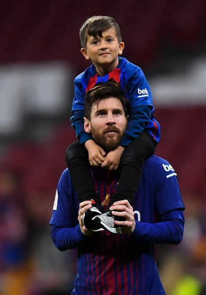 Messi lãng mạn hôn vợ Antonella ngày đăng quang Cúp Nhà vua - Ảnh 6.