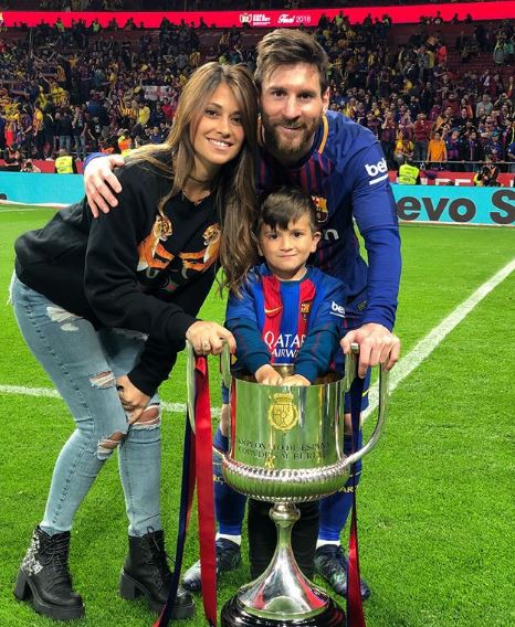 Messi l&atilde;ng mạn h&ocirc;n vợ Antonella ng&agrave;y đăng quang C&uacute;p Nh&agrave; vua - Ảnh 4.
