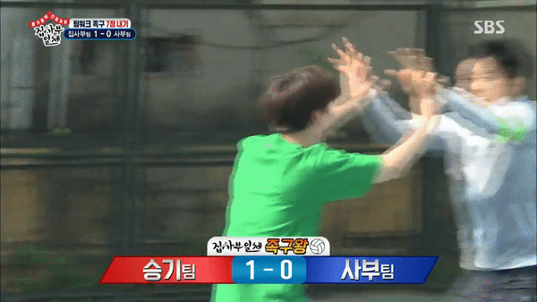 HLV Park Hang Seo ôm đầu xấu hổ vì... đỡ bóng hụt trước mặt học trò - Ảnh 3.