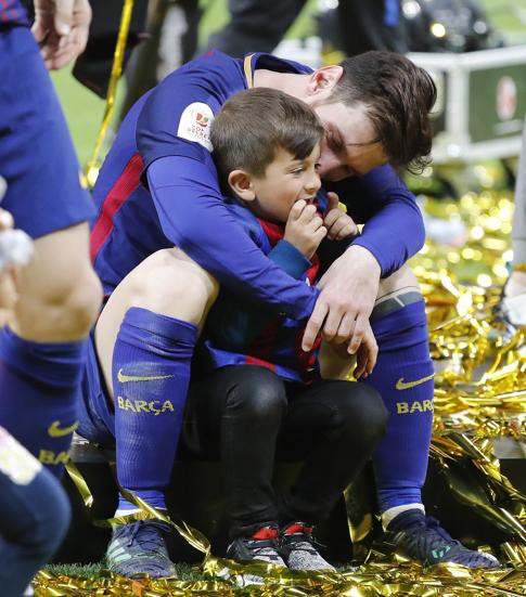 Messi l&atilde;ng mạn h&ocirc;n vợ Antonella ng&agrave;y đăng quang C&uacute;p Nh&agrave; vua - Ảnh 5.