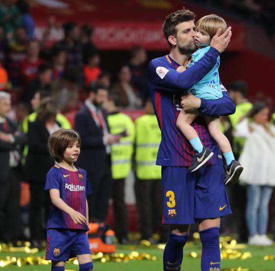 Messi l&atilde;ng mạn h&ocirc;n vợ Antonella ng&agrave;y đăng quang C&uacute;p Nh&agrave; vua - Ảnh 8.