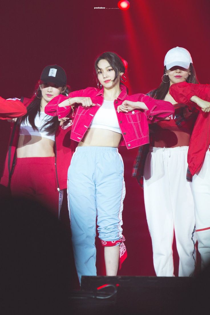 Từng gây sốc với màn giảm cân, mỹ nhân Kpop lại được chú ý vì lộ múi bụng siêu săn chắc, nhưng có gì đó sai sai? - Ảnh 1.