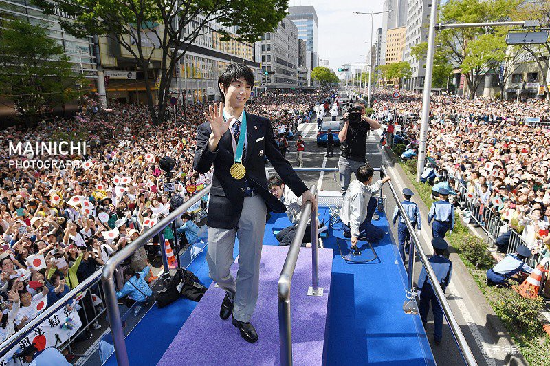 Biá»n ngưá»i Nháºt Bản Äá» ra ÄÆ°á»ng Äón hoà ng tá» sân bÄng Yuzuru Hanyu trá» vá» quê, Äông không kém fan Äón idol Kpop! - Ảnh 5.