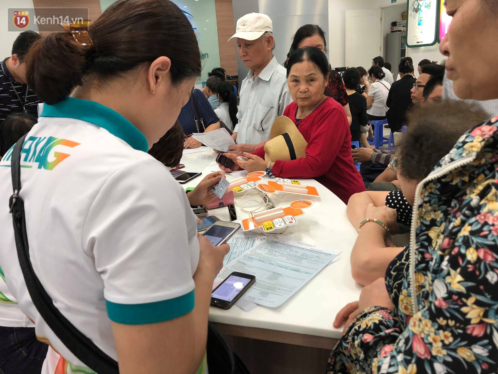 Nhà mạng lùi thời hạn khóa thuê bao, người dân không nắm được thông tin vẫn ùn ùn kéo đến đăng ký chật cứng - Ảnh 6. Nhà mạng lùi thời hạn khóa thuê bao, người dân không nắm được thông tin vẫn ùn ùn kéo đến đăng ký chật cứng - Ảnh 6.