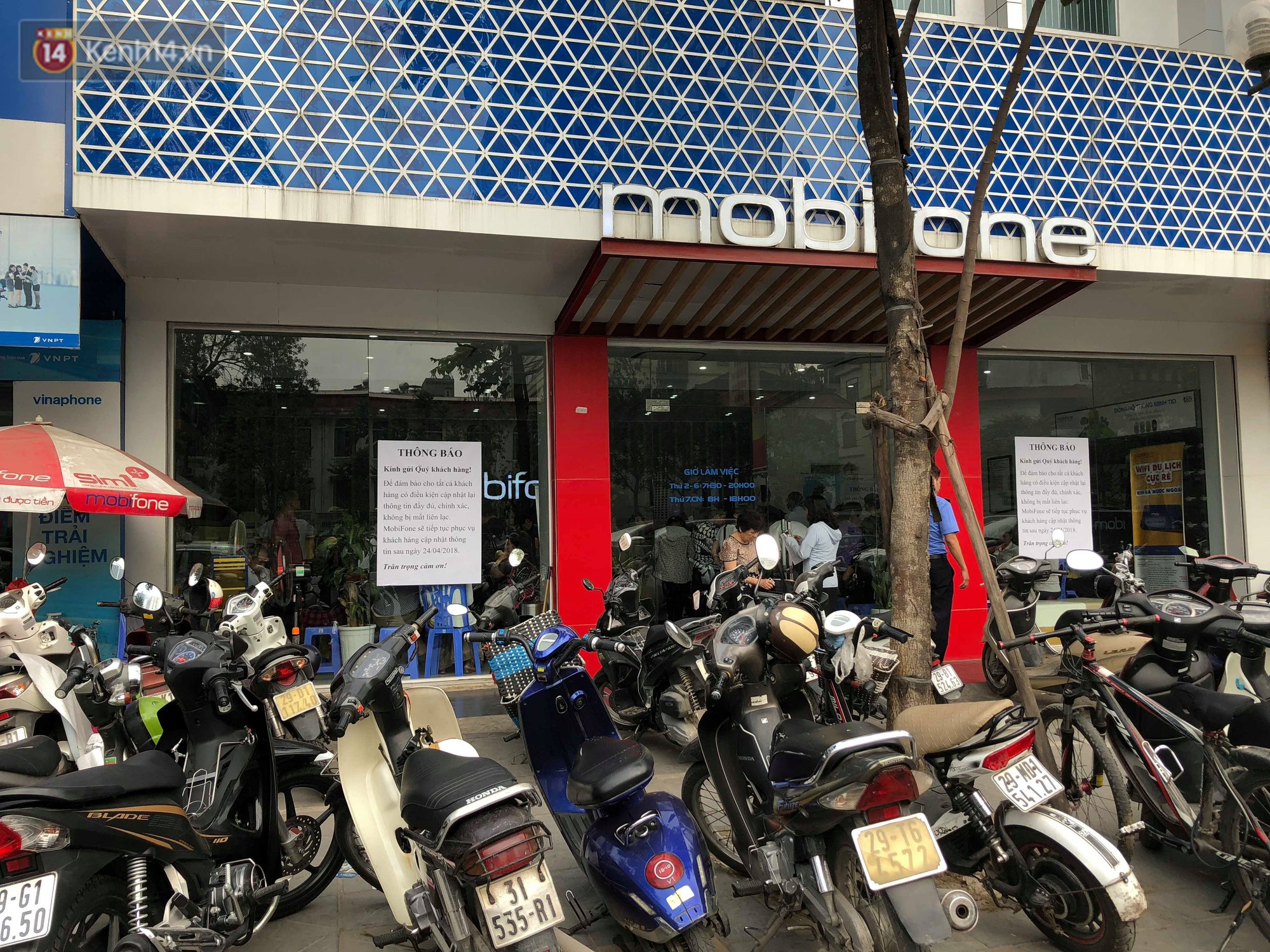 Nhà mạng lùi thời hạn khóa thuê bao, người dân không nắm được thông tin vẫn ùn ùn kéo đến đăng ký chật cứng - Ảnh 2. Nhà mạng lùi thời hạn khóa thuê bao, người dân không nắm được thông tin vẫn ùn ùn kéo đến đăng ký chật cứng - Ảnh 2.