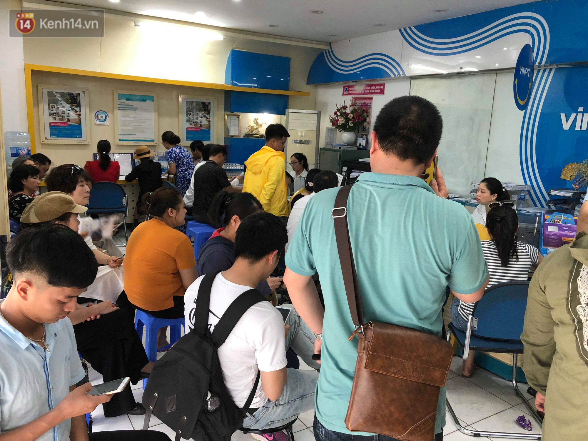 Nhà mạng lùi thời hạn khóa thuê bao, người dân không nắm được thông tin vẫn ùn ùn kéo đến đăng ký chật cứng - Ảnh 5. Nhà mạng lùi thời hạn khóa thuê bao, người dân không nắm được thông tin vẫn ùn ùn kéo đến đăng ký chật cứng - Ảnh 5.