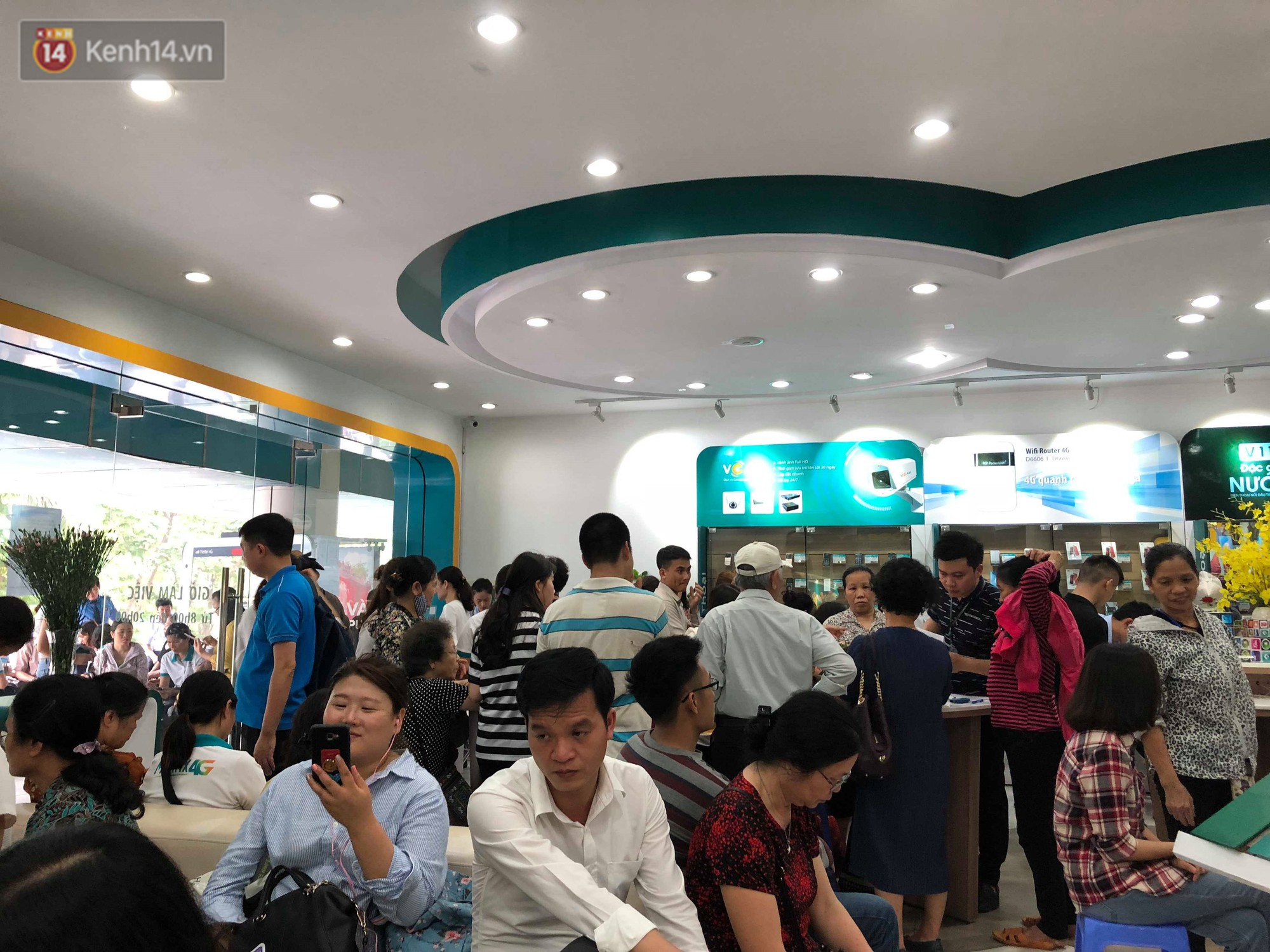 Nhà mạng lùi thời hạn khóa thuê bao, người dân không nắm được thông tin vẫn ùn ùn kéo đến đăng ký chật cứng - Ảnh 4. Nhà mạng lùi thời hạn khóa thuê bao, người dân không nắm được thông tin vẫn ùn ùn kéo đến đăng ký chật cứng - Ảnh 4.
