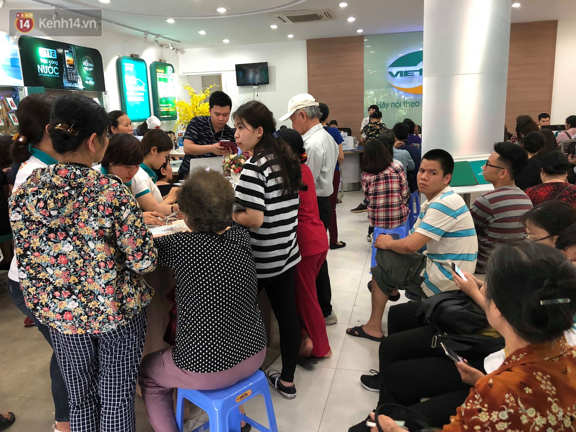 Nhà mạng lùi thời hạn khóa thuê bao, người dân không nắm được thông tin vẫn ùn ùn kéo đến đăng ký chật cứng - Ảnh 8. Nhà mạng lùi thời hạn khóa thuê bao, người dân không nắm được thông tin vẫn ùn ùn kéo đến đăng ký chật cứng - Ảnh 8.