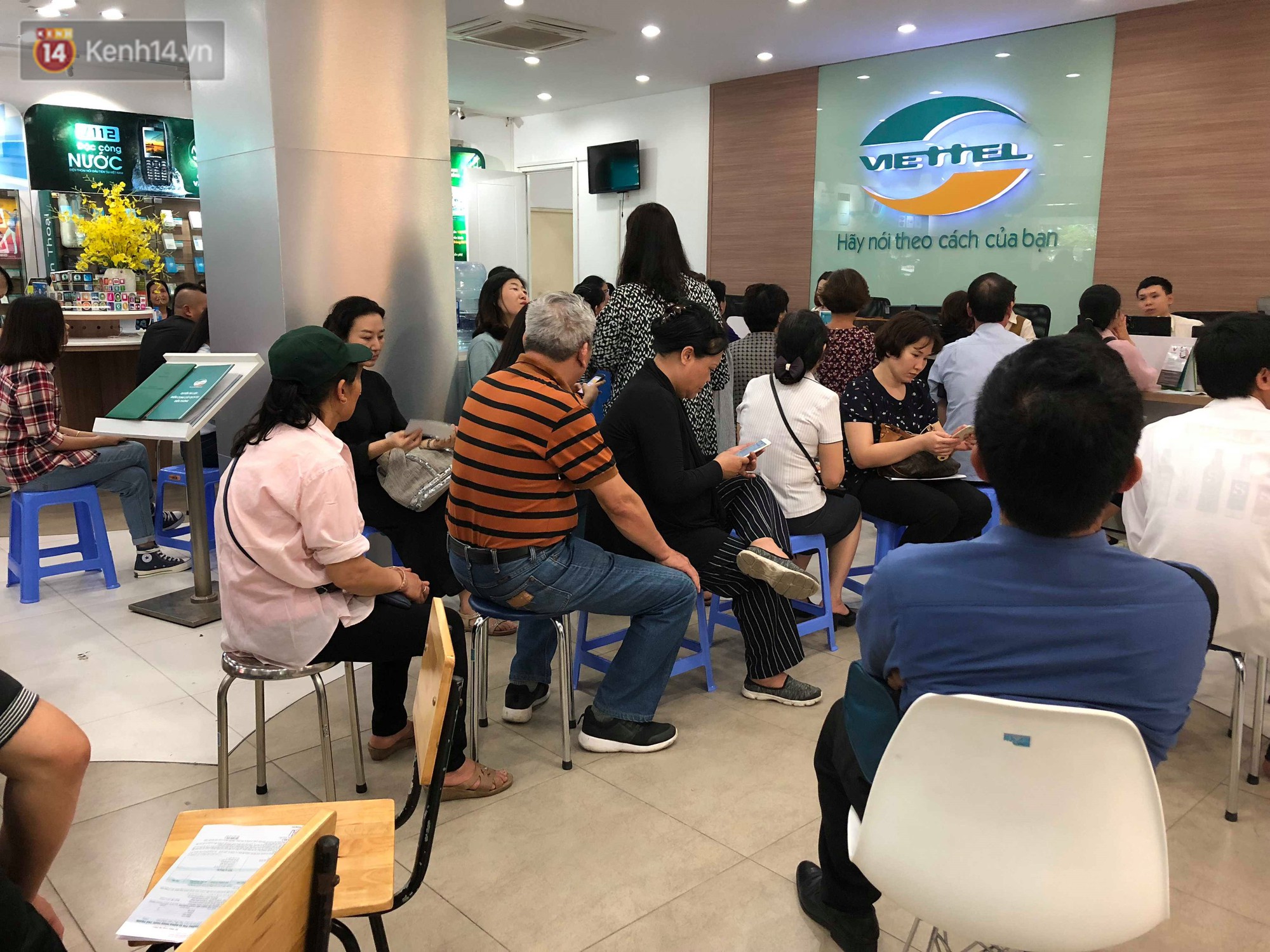 Nhà mạng lùi thời hạn khóa thuê bao, người dân không nắm được thông tin vẫn ùn ùn kéo đến đăng ký chật cứng - Ảnh 7. Nhà mạng lùi thời hạn khóa thuê bao, người dân không nắm được thông tin vẫn ùn ùn kéo đến đăng ký chật cứng - Ảnh 7.