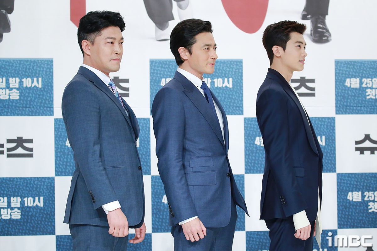 Cặp cực phẩm Jang Dong Gun và Park Hyung Sik biến họp báo thành thảm đỏ, nhưng lại thua một mỹ nhân vô danh - Ảnh 20. Cặp cực phẩm Jang Dong Gun và Park Hyung Sik biến họp báo thành thảm đỏ, nhưng lại thua một mỹ nhân vô danh - Ảnh 20.