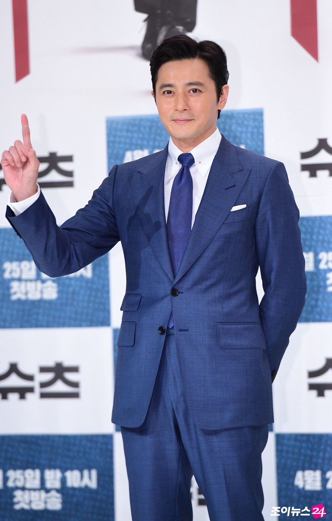 Cặp cực phẩm Jang Dong Gun và Park Hyung Sik biến họp báo thành thảm đỏ, nhưng lại thua một mỹ nhân vô danh - Ảnh 13. Cặp cực phẩm Jang Dong Gun và Park Hyung Sik biến họp báo thành thảm đỏ, nhưng lại thua một mỹ nhân vô danh - Ảnh 13.