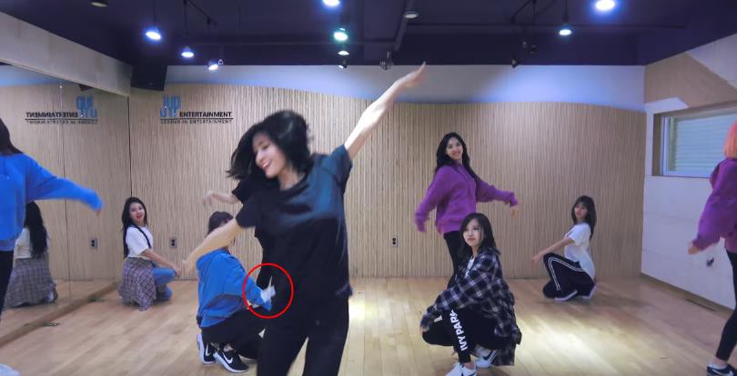 TWICE tung video đáng yêu là thế, nhưng chiếc áo mặc trái lòi cả mác của Momo mới là tâm điểm - Ảnh 2.