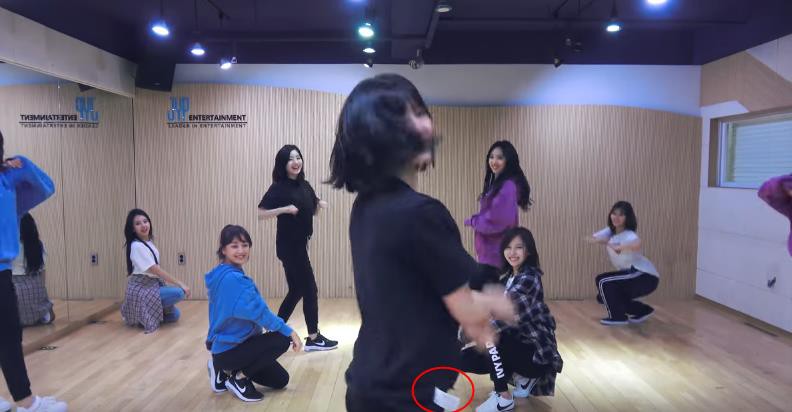 TWICE tung video đáng yêu là thế, nhưng chiếc áo mặc trái lòi cả mác của Momo mới là tâm điểm - Ảnh 3.