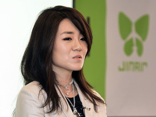 Hậu bê bối hất nước vào mặt nhân viên khiến người dân Hàn Quốc phẫn nộ, con gái chủ tịch Korean Air từ chức - Ảnh 2.
