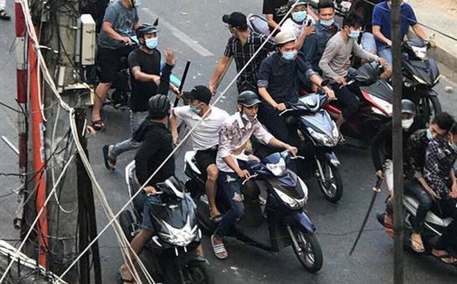 Nhân chứng vụ 30 giang hồ truy sát ở Sài Gòn: Mượn dao trong quán chém nhau rồi trả lại trước khi tẩu thoát - Ảnh 1.