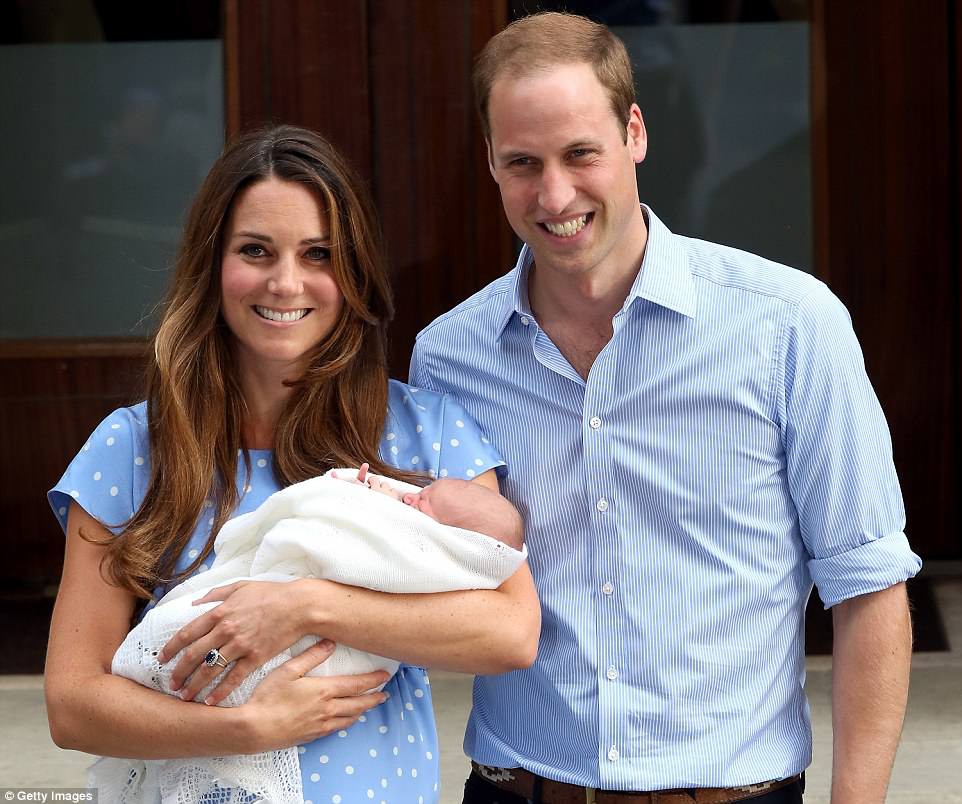 Công nương Kate đã hạ sinh bé trai trong niềm vui hân hoan của toàn nước Anh - Ảnh 1.
