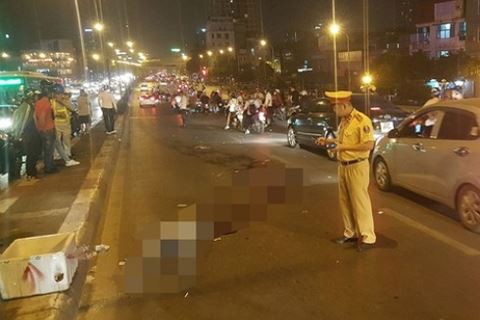 Tìm nhân chứng vụ tai nạn giao thông chết người tại cầu vượt Ngã Tư Sở - Ảnh 1.
