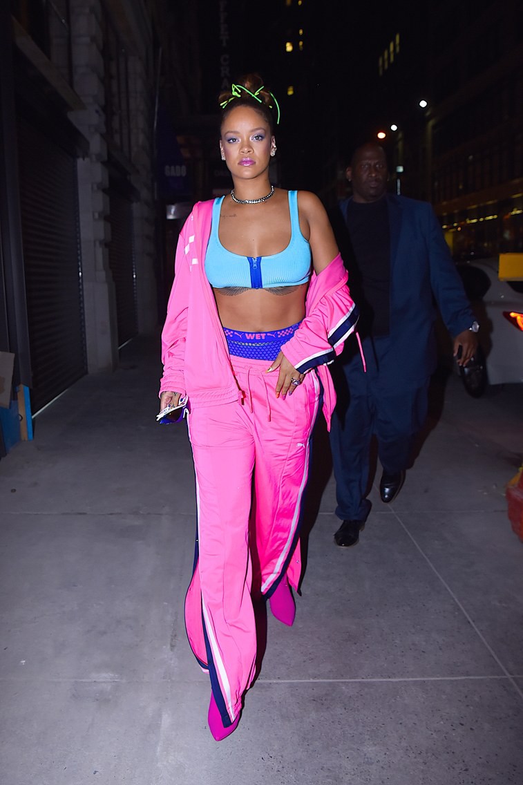 Đẳng cấp hở bạo kiểu Rihanna: thường xuyên mặc nội y thay cho áo bình thường - Ảnh 1. Đẳng cấp hở bạo kiểu Rihanna: thường xuyên mặc nội y thay cho áo bình thường - Ảnh 1.