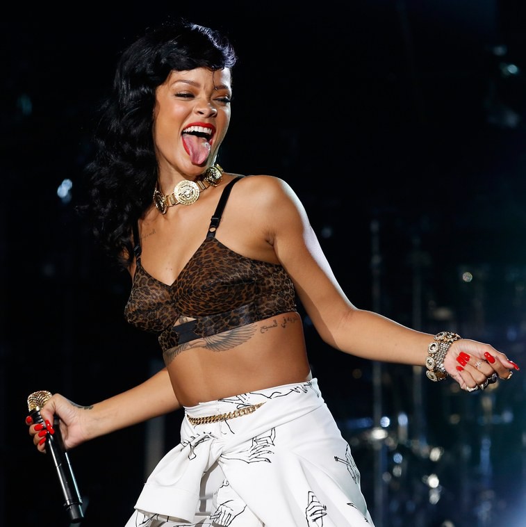 Đẳng cấp hở bạo kiểu Rihanna: thường xuyên mặc nội y thay cho áo bình thường - Ảnh 6. Đẳng cấp hở bạo kiểu Rihanna: thường xuyên mặc nội y thay cho áo bình thường - Ảnh 6.