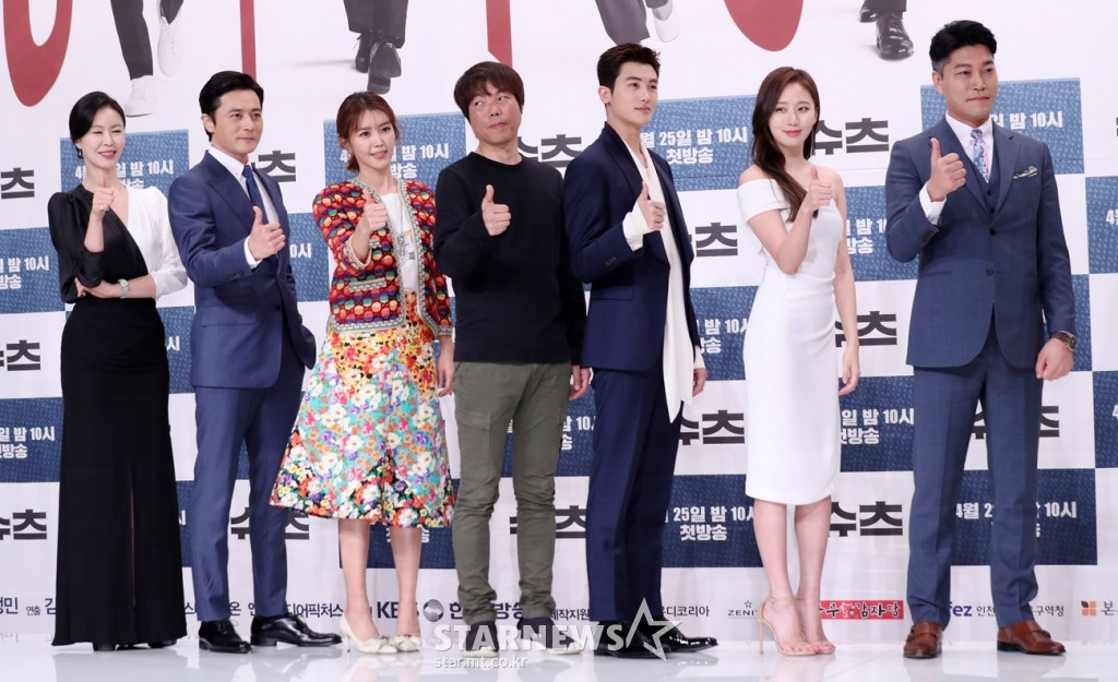 Cặp cực phẩm Jang Dong Gun và Park Hyung Sik biến họp báo thành thảm đỏ, nhưng lại thua một mỹ nhân vô danh - Ảnh 24. Cặp cực phẩm Jang Dong Gun và Park Hyung Sik biến họp báo thành thảm đỏ, nhưng lại thua một mỹ nhân vô danh - Ảnh 24.