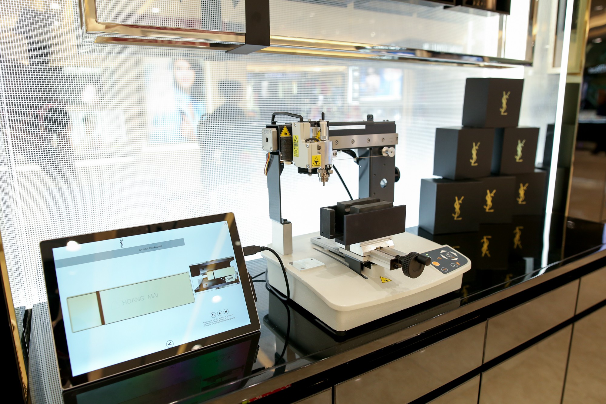 Kh&ocirc;ng c&ograve;n đ&acirc;u xa, giờ đ&acirc;y YSL Beauty ch&iacute;nh thức c&oacute; mặt tại Việt Nam - Ảnh 2.