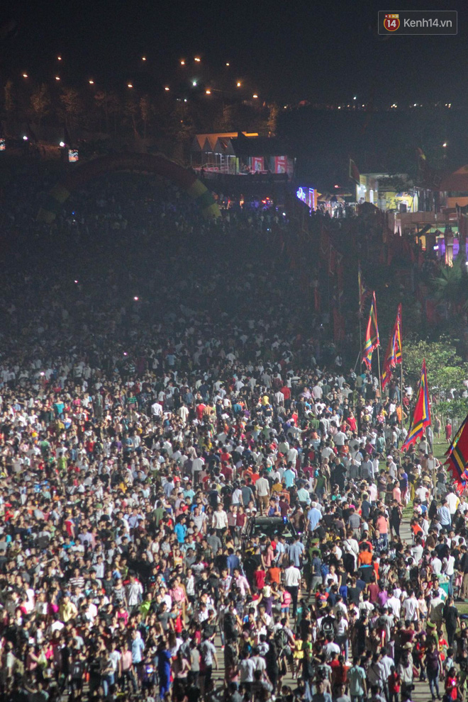 Hàng chục nghìn người đổ về dự lễ Giỗ Tổ Hùng Vương trong đêm, Đền Hùng đông nghẹt thở - Ảnh 3.