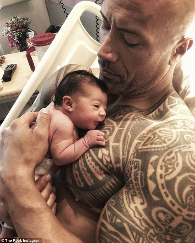 Hình ảnh Dwayne Johnson khổng lồ bế con gái mới sinh bé bỏng hot rần rần vì quá dễ thương - Ảnh 1.