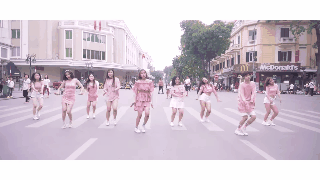 Nhóm bạn trẻ Việt cover lại bản hit What is love của TWICE giữa phố đi bộ, được fan quốc tế vào khen ầm ầm - Ảnh 3.