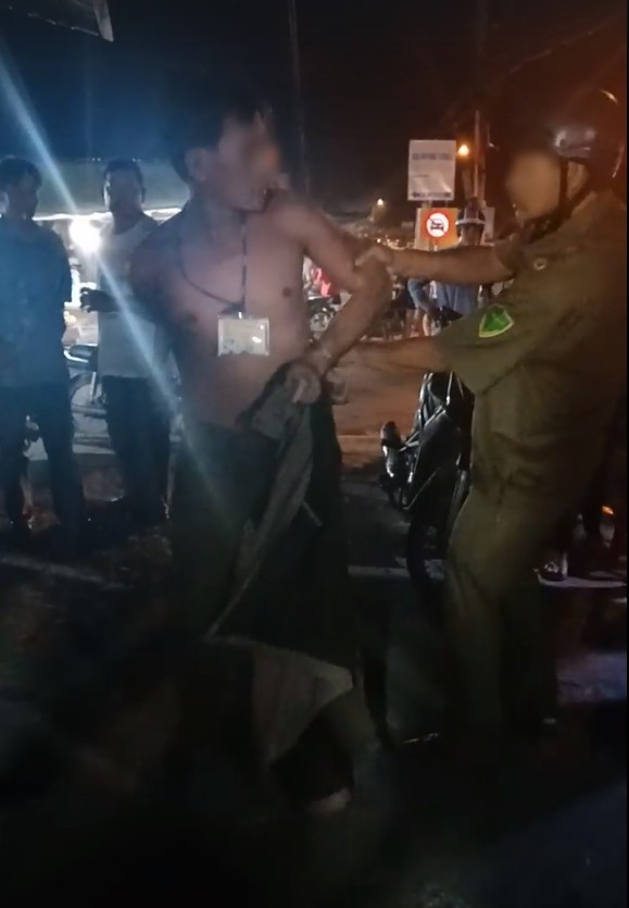 Nghi do ghen tuông, người đàn ông đánh phụ nữ giữa đường, nhiều người chứng kiến sự việc nhưng không thể can ngăn - Ảnh 2.
