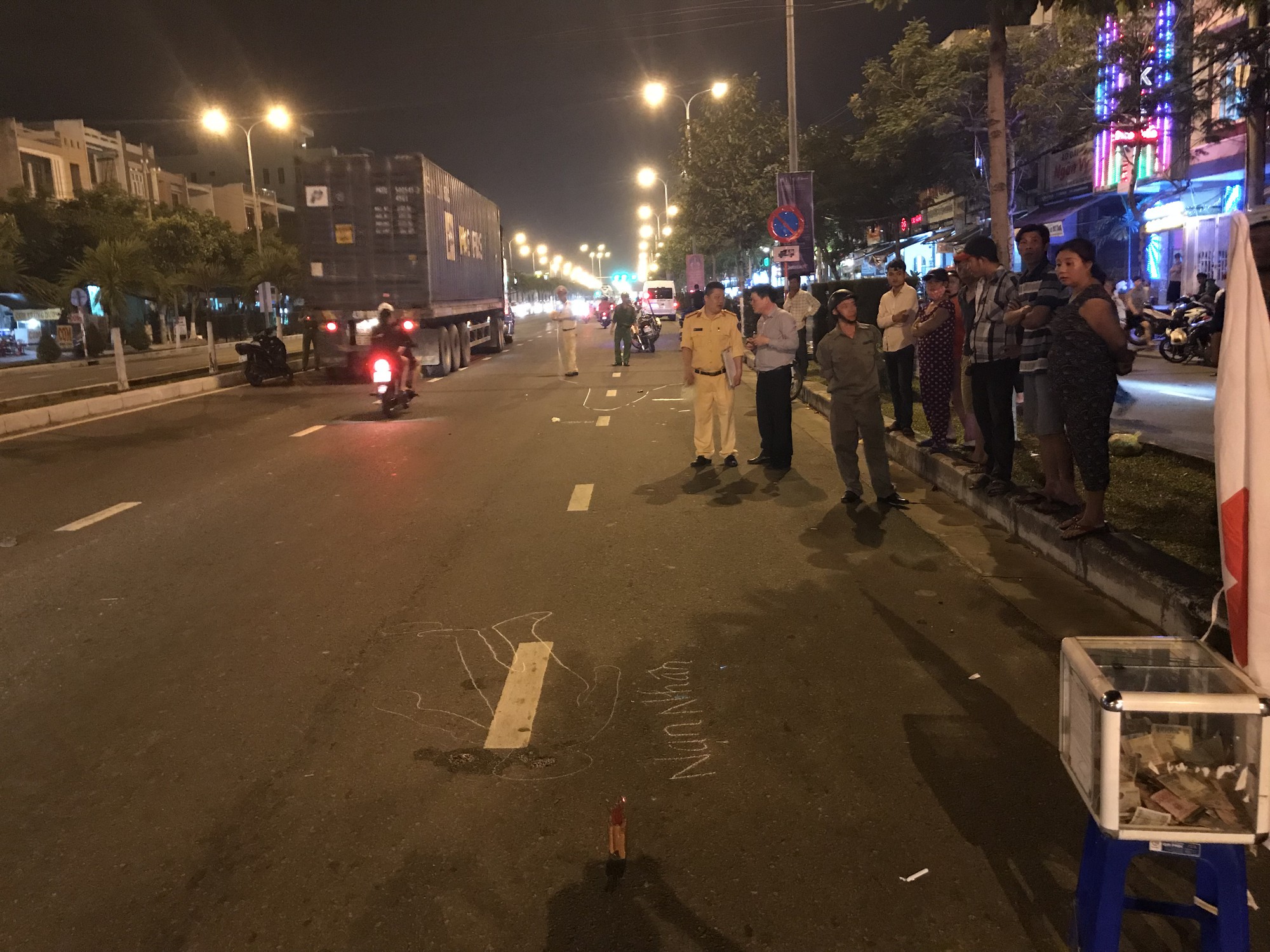 Vừa ăn cơm xong để quay về công trình làm việc, người đàn ông bị xe máy tông chết khi băng qua đường - Ảnh 3. Vừa ăn cơm xong để quay về công trình làm việc, người đàn ông bị xe máy tông chết khi băng qua đường - Ảnh 3.