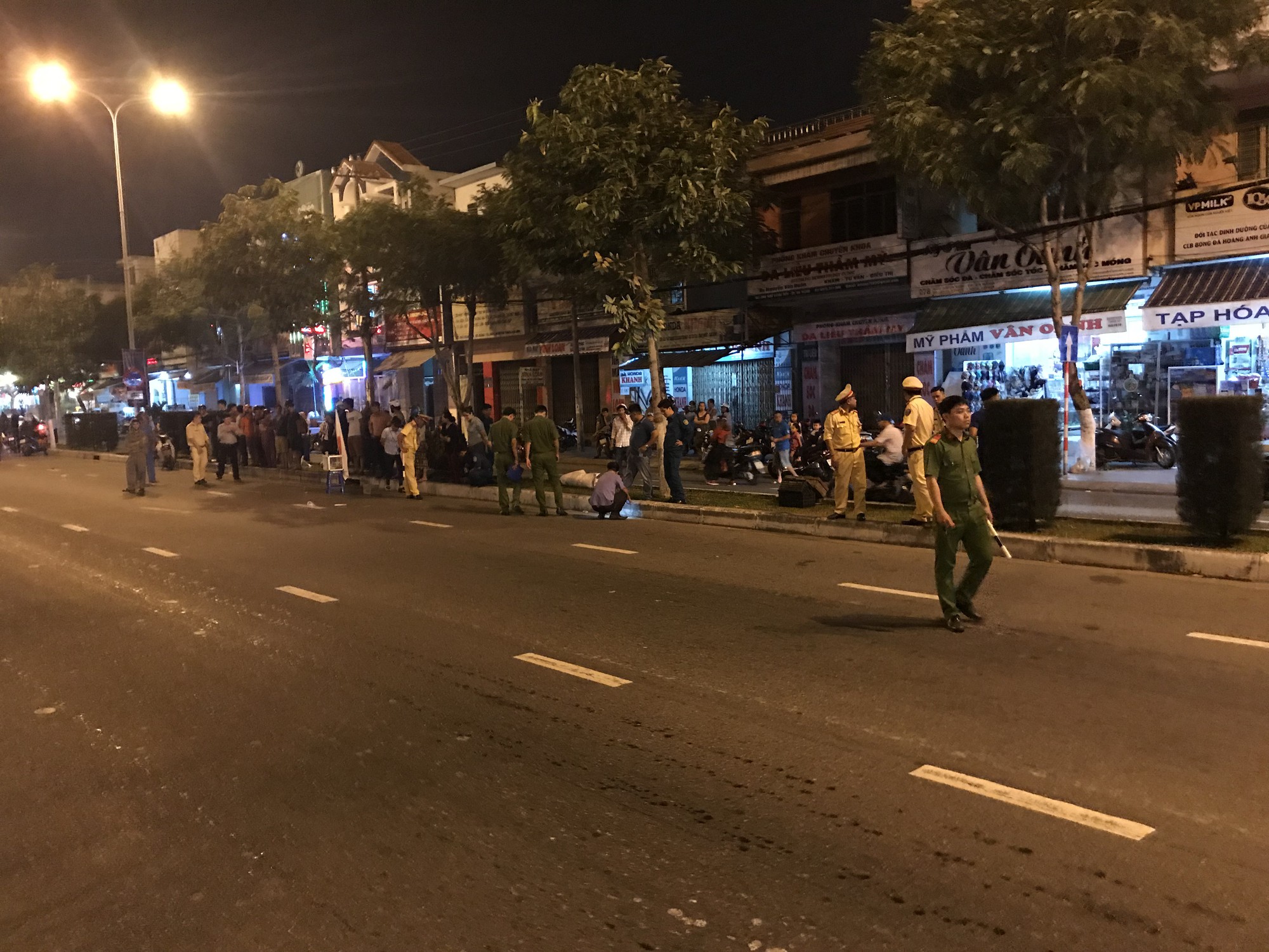 Vừa ăn cơm xong để quay về công trình làm việc, người đàn ông bị xe máy tông chết khi băng qua đường - Ảnh 1. Vừa ăn cơm xong để quay về công trình làm việc, người đàn ông bị xe máy tông chết khi băng qua đường - Ảnh 1.