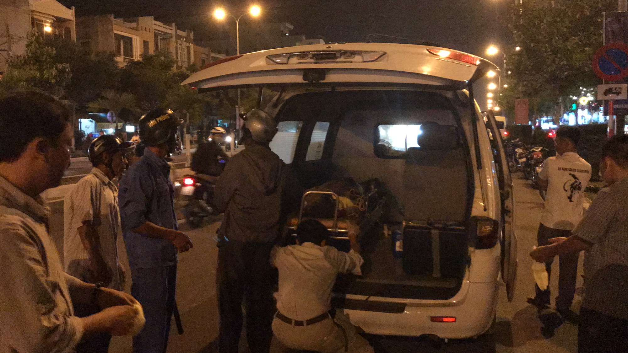 Vừa ăn cơm xong để quay về công trình làm việc, người đàn ông bị xe máy tông chết khi băng qua đường - Ảnh 2. Vừa ăn cơm xong để quay về công trình làm việc, người đàn ông bị xe máy tông chết khi băng qua đường - Ảnh 2.
