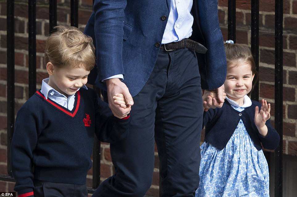 Nhìn ảnh mới sinh của 3 tiểu công chúa, hoàng tử nhà Công nương Kate, ai cũng tưởng anh em sinh 3 vì quá giống nhau - Ảnh 5.