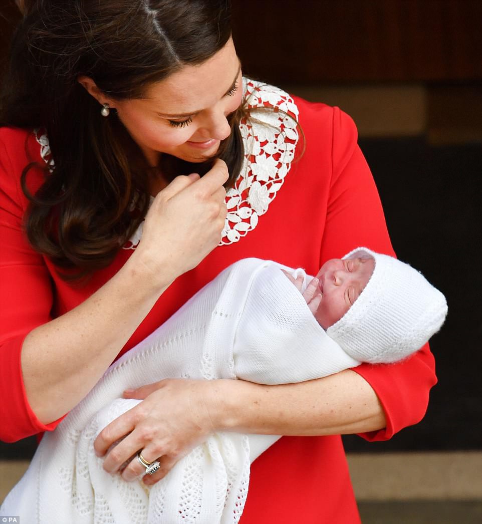 Nhìn ảnh mới sinh của 3 tiểu công chúa, hoàng tử nhà Công nương Kate, ai cũng tưởng anh em sinh 3 vì quá giống nhau - Ảnh 1.