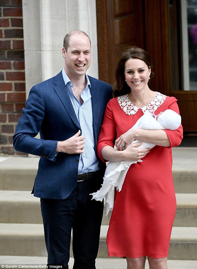 Không phải ngẫu nhiên mà Công nương Kate lại chọn đầm đỏ trong buổi diện kiến công chúng sau sinh - Ảnh 1.
